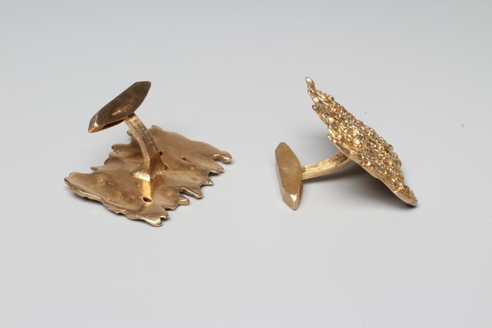 A PAIR OF 9CT GOLD CUFFLINKS, London 1968, sponsor's mark HC Co., of abstract square form with Image