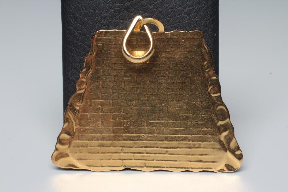 AN ITALIAN TRAPEZIUM SHAPED PENDANT stamped 750, centred by the head portrait of a young lady with a Image