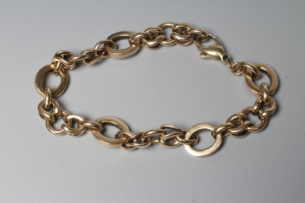 A SNAFFLE LINK BRACELET stamped 375, the five larger links with five sets of triple links between Image
