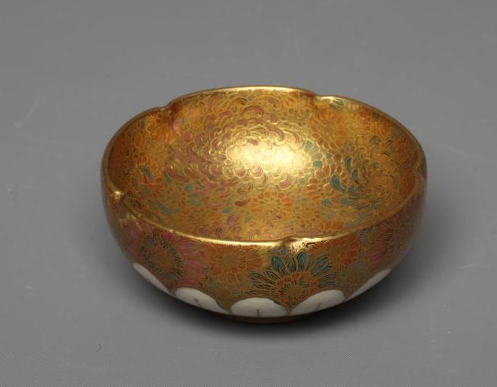 A SATSUMA EARTHENWARE SMALL BOWL Image