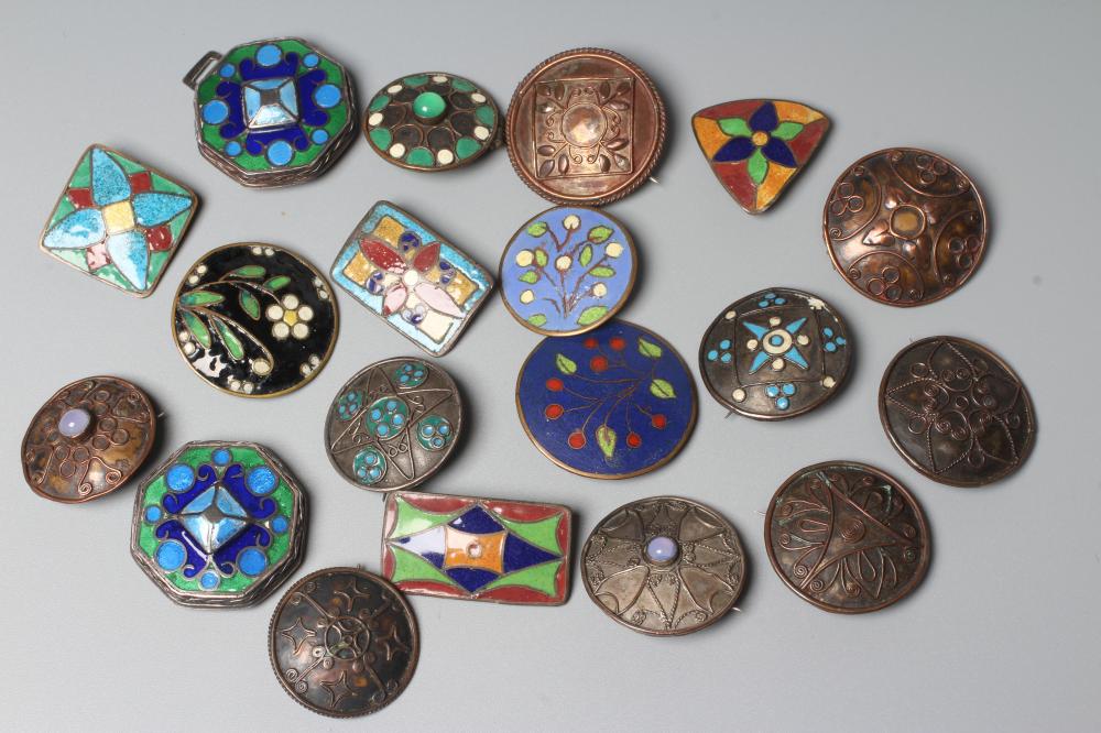 TEN BOURNVILLE SCHOOL OF ART AND DESIGN METAL BROOCHES Image