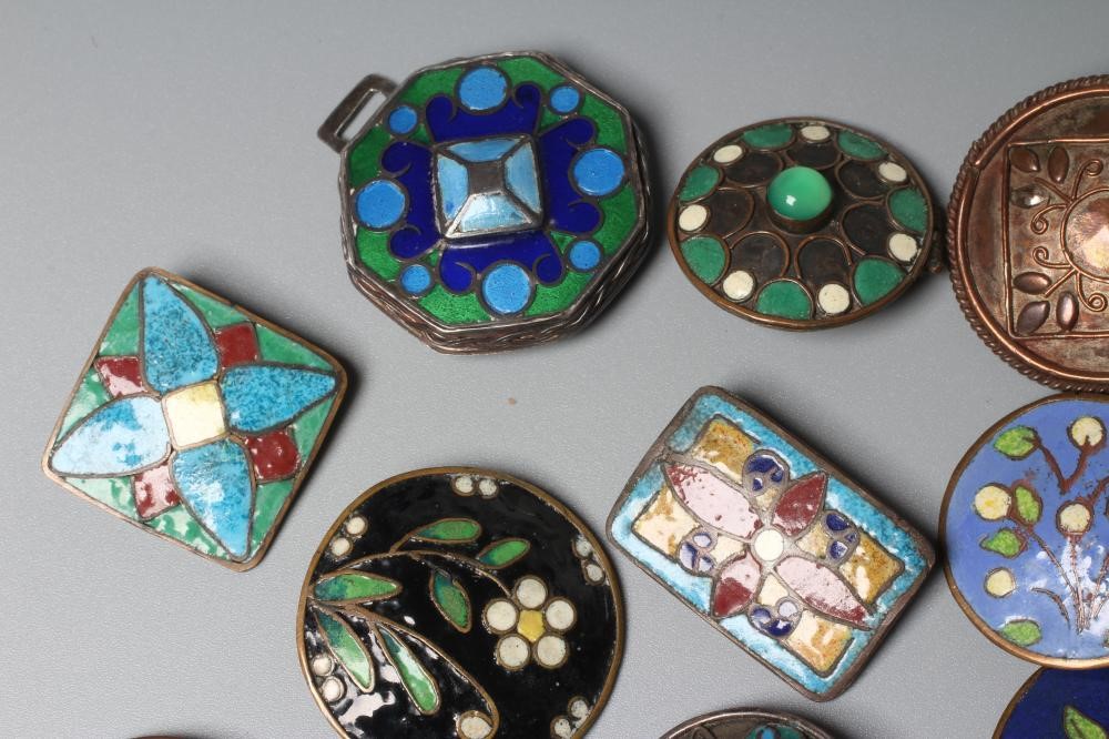 TEN BOURNVILLE SCHOOL OF ART AND DESIGN METAL BROOCHES Image