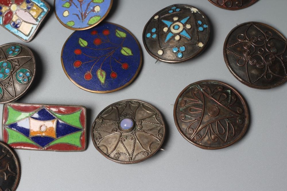 TEN BOURNVILLE SCHOOL OF ART AND DESIGN METAL BROOCHES Image
