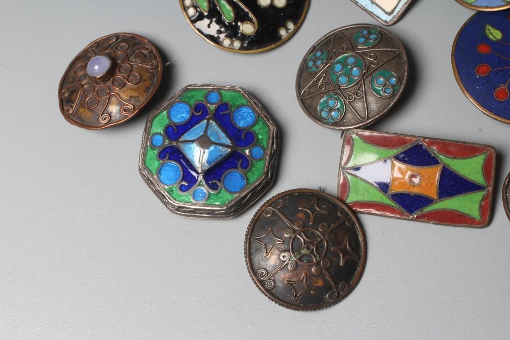 TEN BOURNVILLE SCHOOL OF ART AND DESIGN METAL BROOCHES Image
