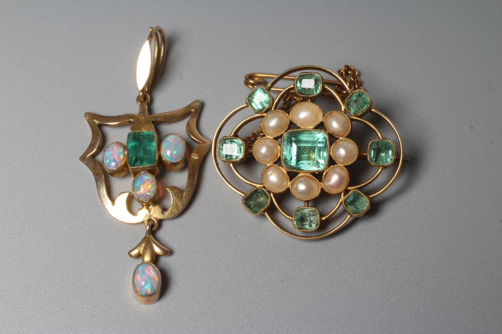 AN EDWARDIAN QUATREFOIL BROOCH stamped 15ct Image