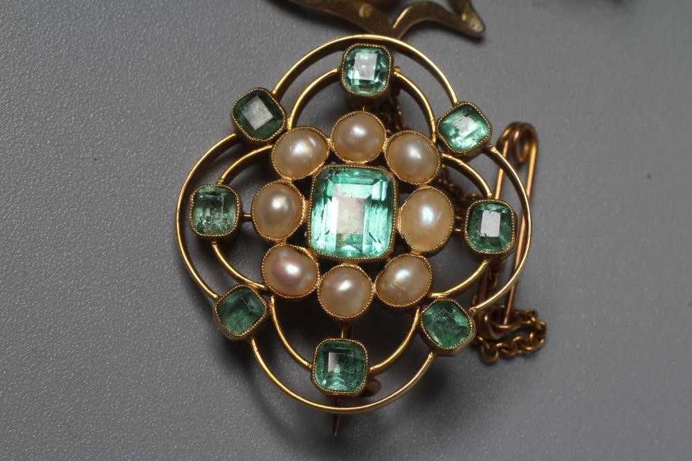 AN EDWARDIAN QUATREFOIL BROOCH stamped 15ct Image