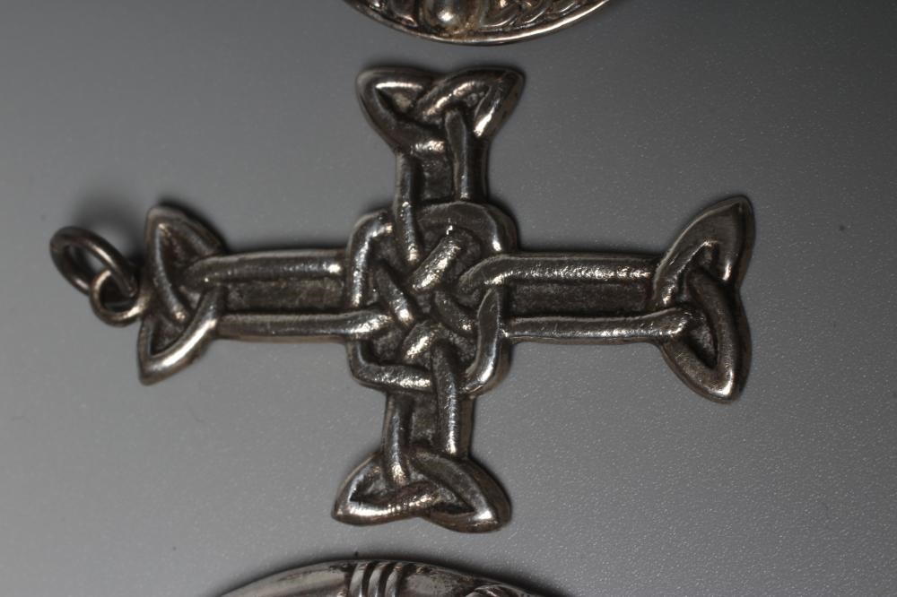 OF SCOTTISH INTEREST - A silver Iona Celtic Art plaid pin with animal head terminals Image