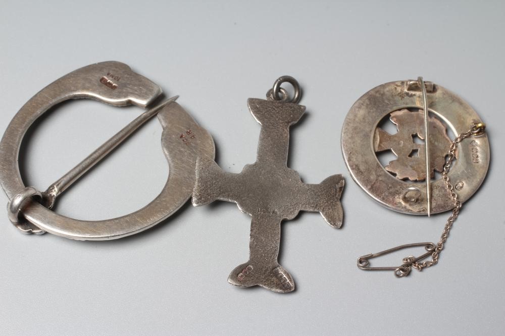 OF SCOTTISH INTEREST - A silver Iona Celtic Art plaid pin with animal head terminals Image