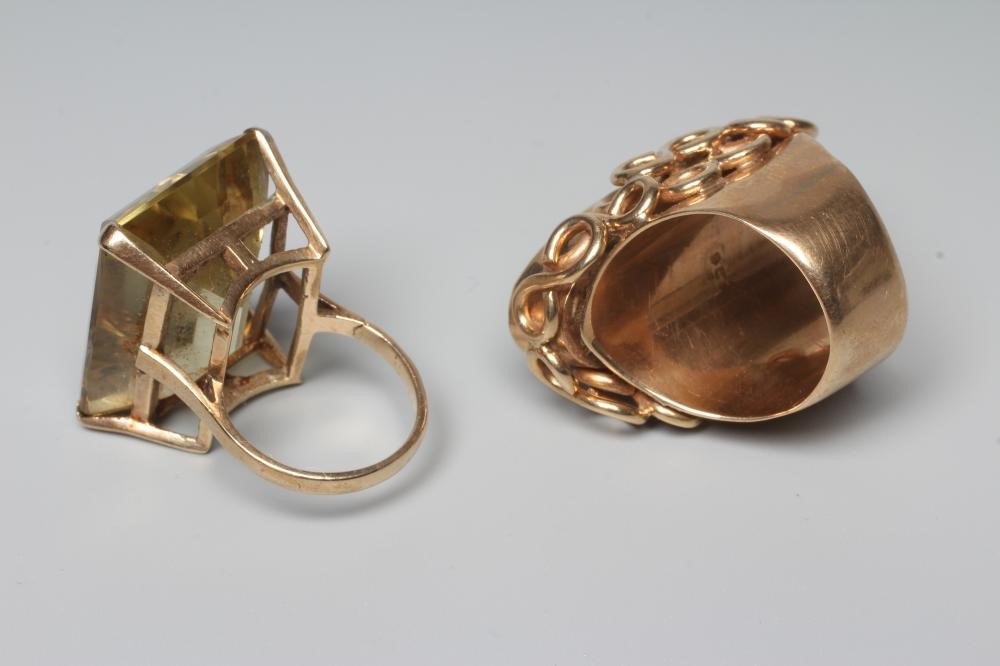 A HARDSTONE DRESS RING Image