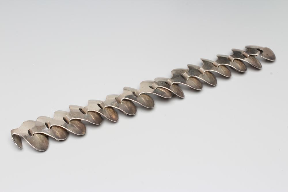 A GEORG JENSEN SILVER MODERNIST BRACELET designed by Ibe Dahlquist, stamped 925 S 166 Image