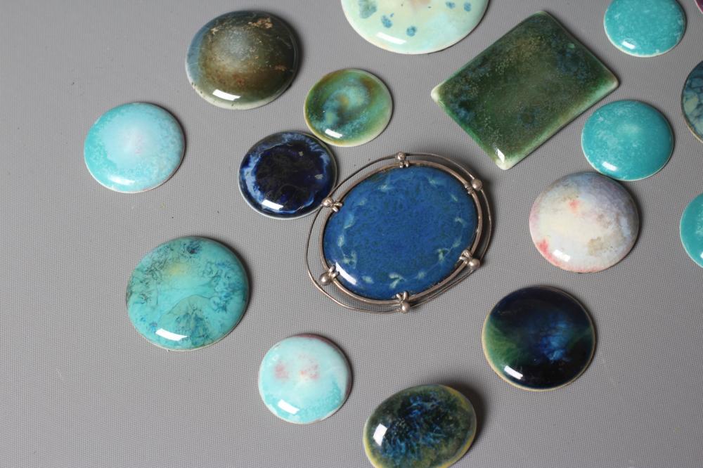 FOUR RUSKIN POTTERY BUTTONS Image