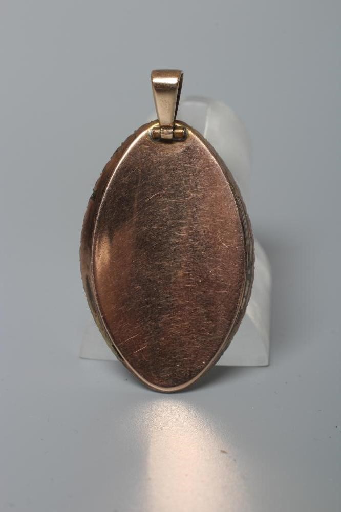 A GEORGIAN PENDANT inset with an eliptical ivory portrait miniature painted with the bust portrait Image