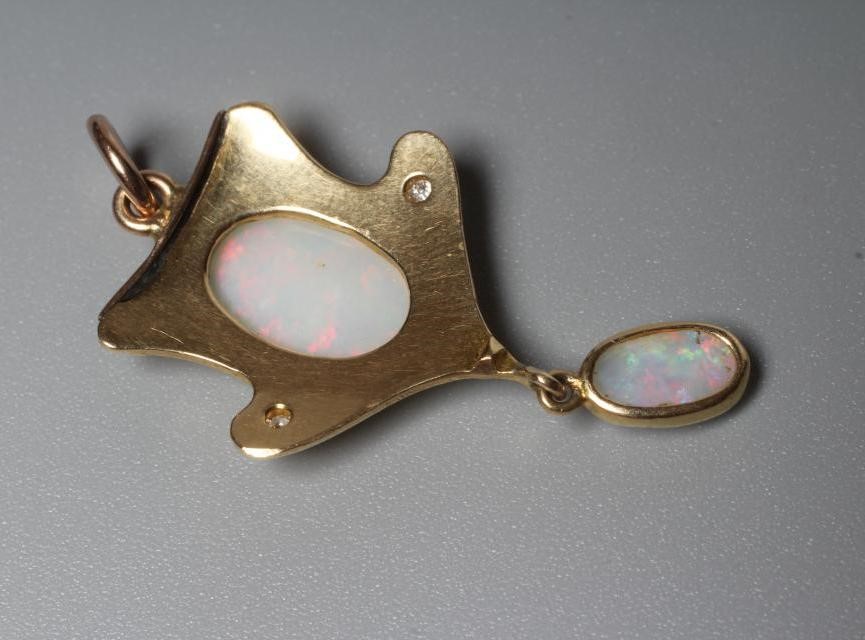 AN ART NOUVEAU OPAL PENDANT Image