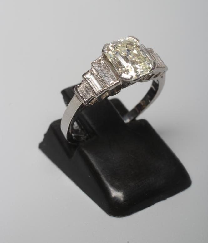 A DIAMOND RING Image