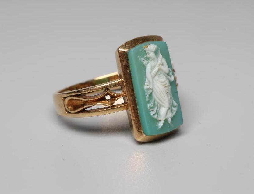 A LATE VICTORIAN 18CT GOLD RING collet set with a green and white hardstone plaque cameo carved with Image