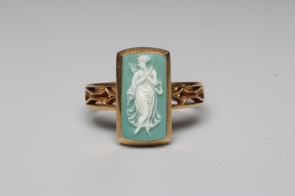 A LATE VICTORIAN 18CT GOLD RING collet set with a green and white hardstone plaque cameo carved with Image