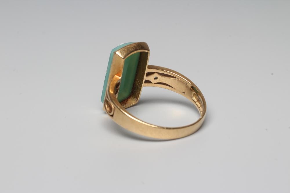 A LATE VICTORIAN 18CT GOLD RING collet set with a green and white hardstone plaque cameo carved with Image