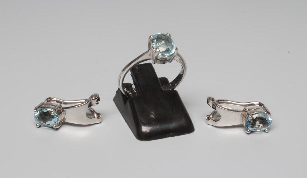 AN AQUAMARINE RING AND MATCHING EARRINGS Image