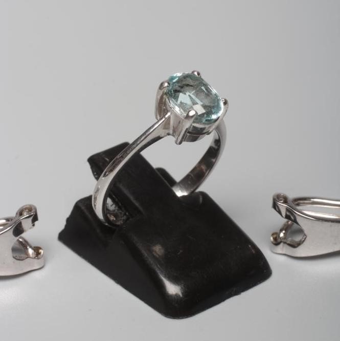 AN AQUAMARINE RING AND MATCHING EARRINGS Image