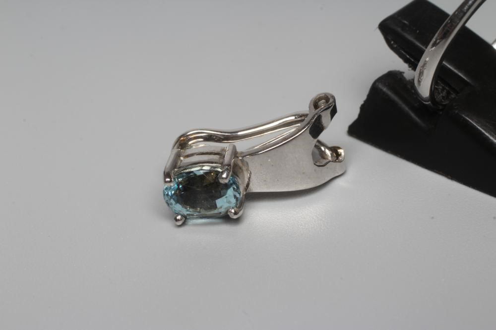 AN AQUAMARINE RING AND MATCHING EARRINGS Image