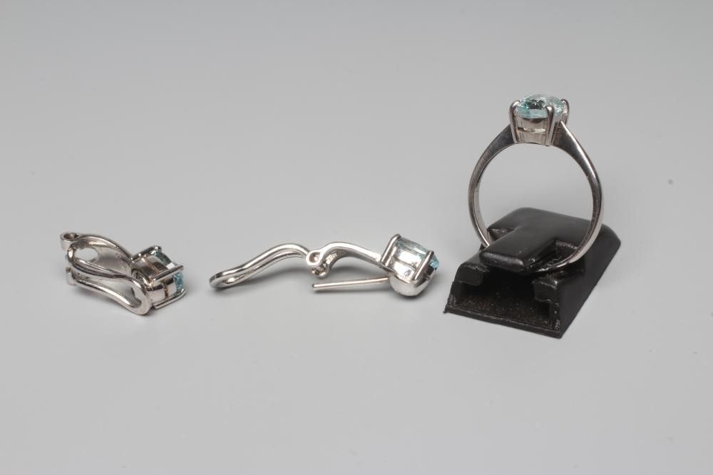 AN AQUAMARINE RING AND MATCHING EARRINGS Image