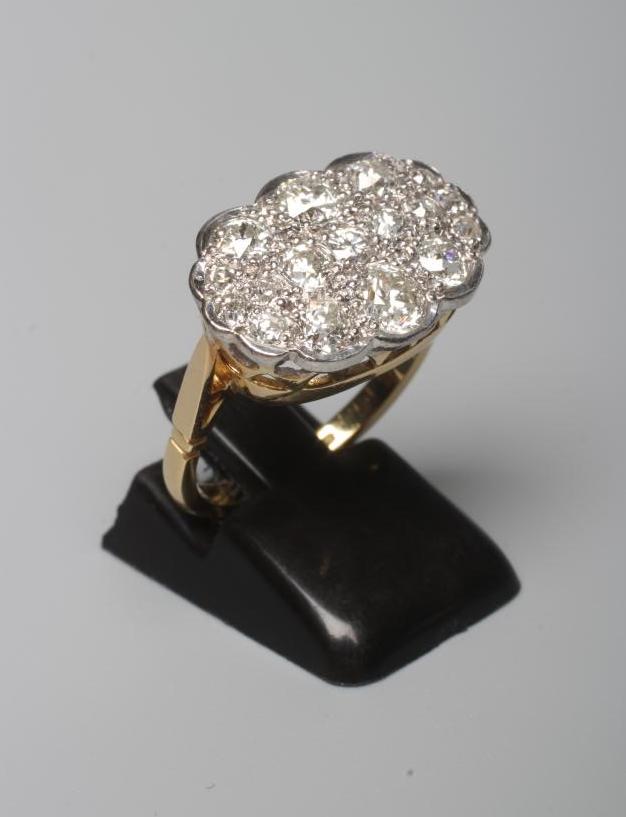 A DIAMOND CLUSTER DRESS RING Image