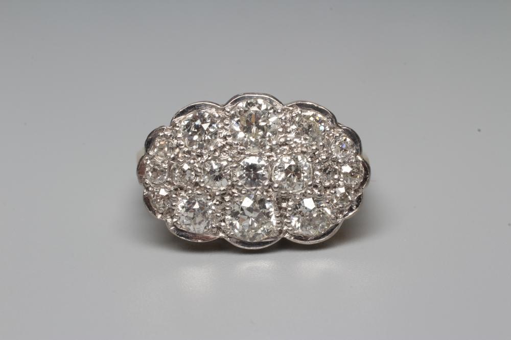 A DIAMOND CLUSTER DRESS RING Image