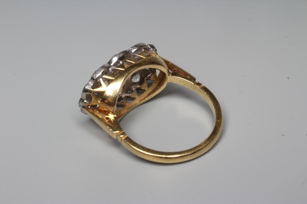 A DIAMOND CLUSTER DRESS RING Image