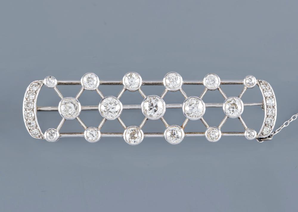 AN ART DECO DIAMOND BROOCH of D end oblong form centred by a lattice with seventeen diamonds collet Image