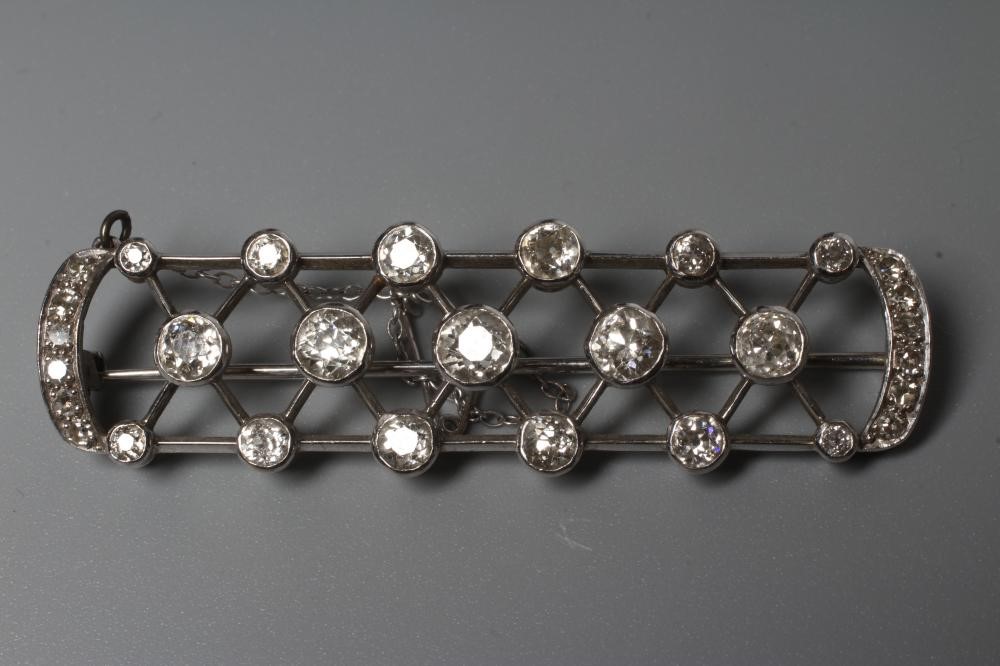 AN ART DECO DIAMOND BROOCH of D end oblong form centred by a lattice with seventeen diamonds collet Image