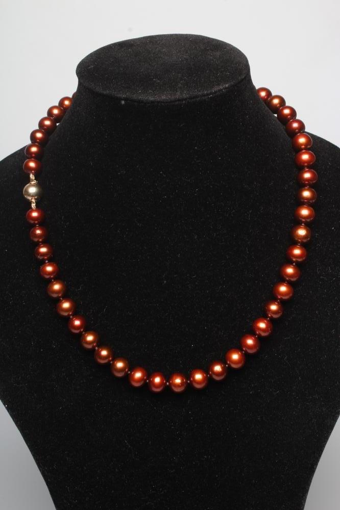 A SINGLE STRING OF CHOCOLATE FRESHWATER PEARLS strung to a ball clasp stamped 375 Image