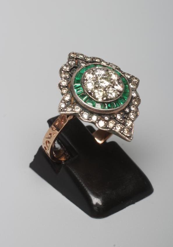 AN EMERALD AND DIAMOND DRESS RING Image