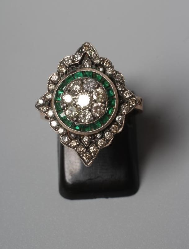 AN EMERALD AND DIAMOND DRESS RING Image