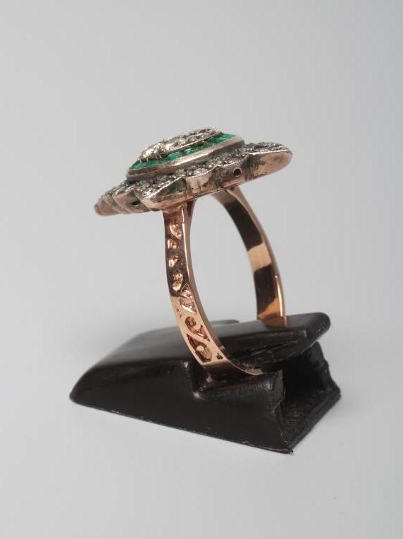 AN EMERALD AND DIAMOND DRESS RING Image