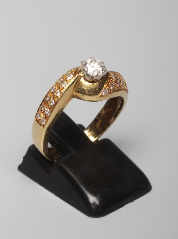A SOLITAIRE DIAMOND CROSSOVER RING Image