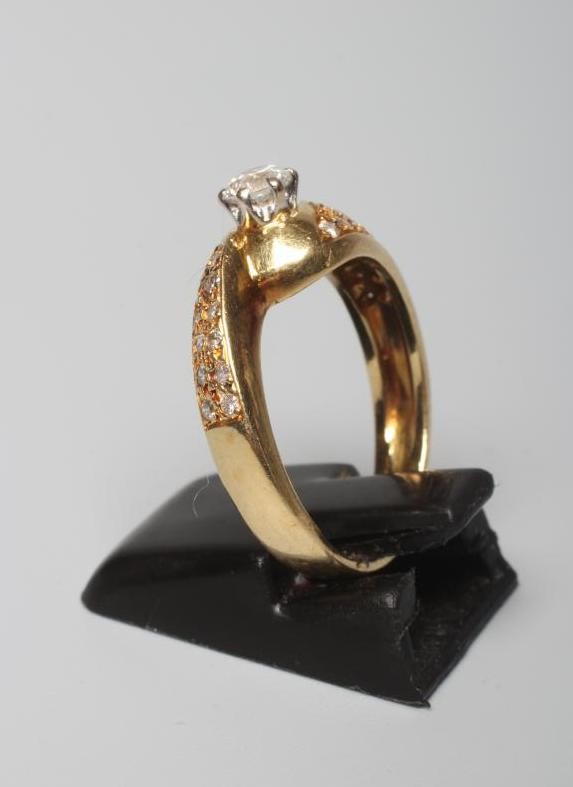 A SOLITAIRE DIAMOND CROSSOVER RING Image