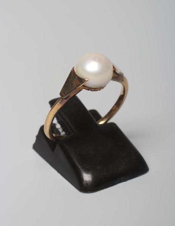 A LATE VICTORIAN PEARL RING, the bouton pearl peg set with clasp shoulders to a plain unmarked Image