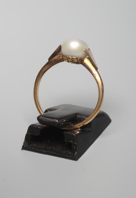 A LATE VICTORIAN PEARL RING, the bouton pearl peg set with clasp shoulders to a plain unmarked Image