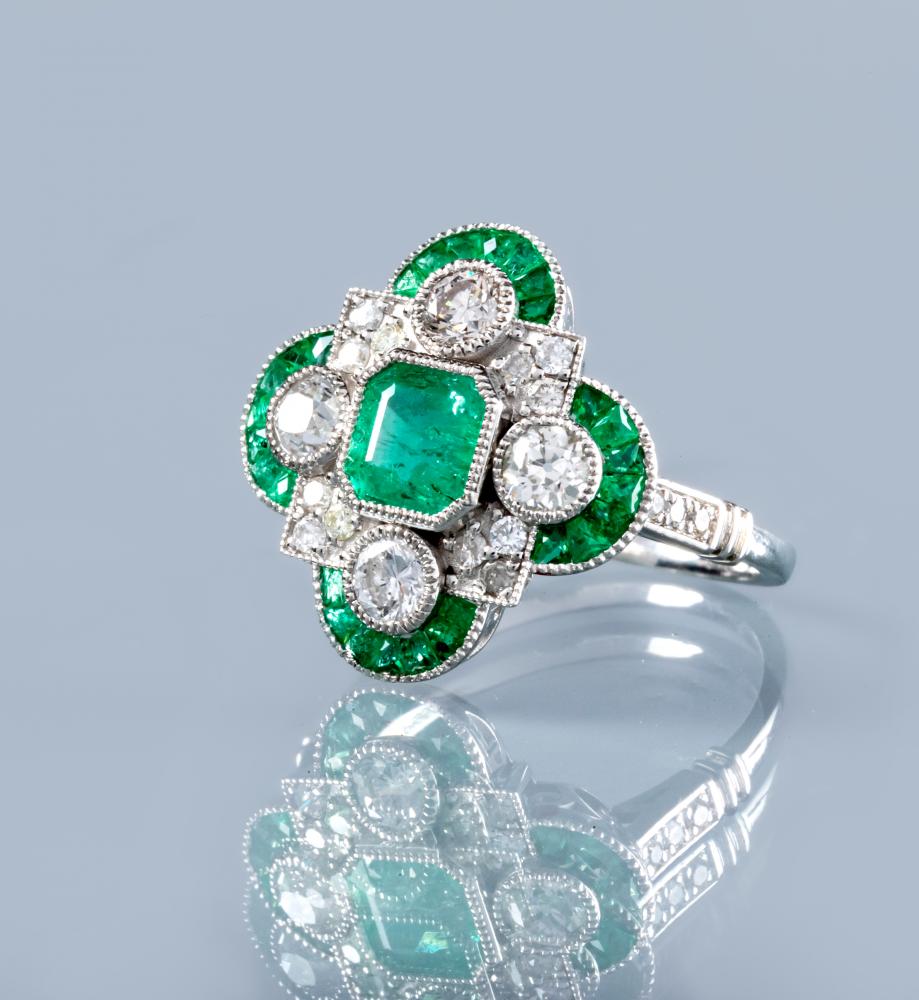 AN EMERALD AND DIAMOND DRESS RING Image