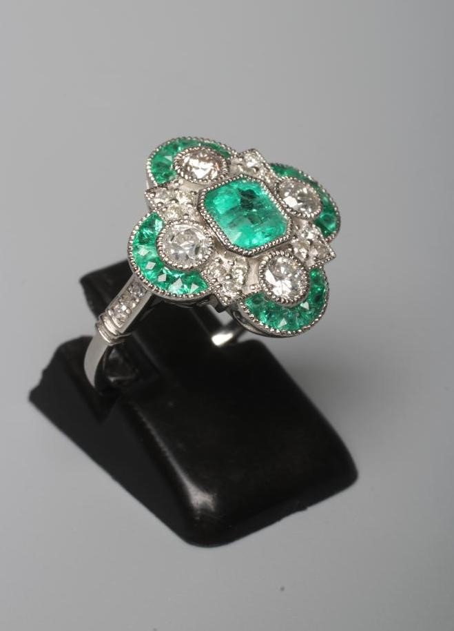AN EMERALD AND DIAMOND DRESS RING Image