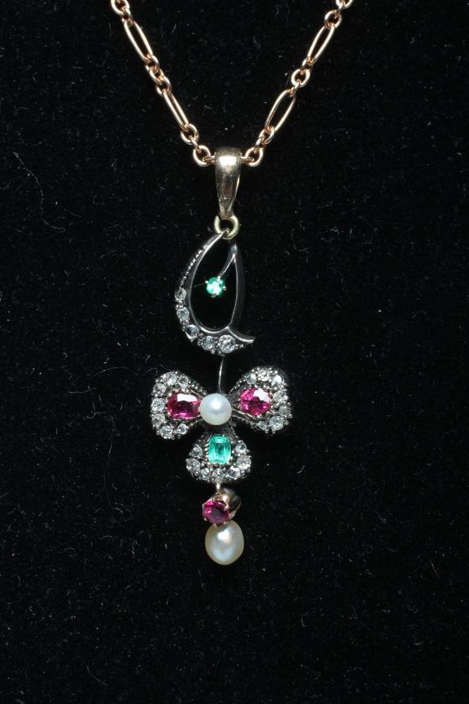 A LATE VICTORIAN PENDANT Image