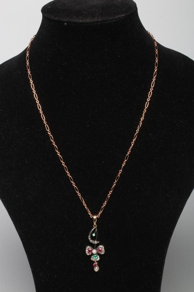 A LATE VICTORIAN PENDANT Image