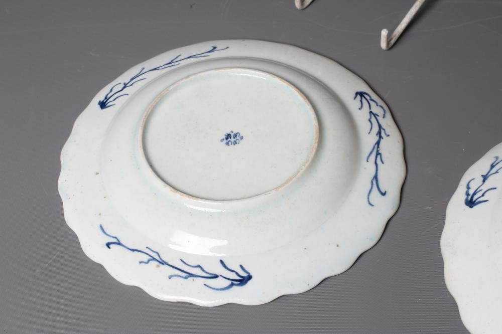 A PAIR OF BOW PORCELAIN PLATES Image