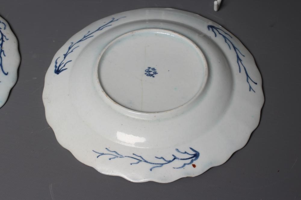 A PAIR OF BOW PORCELAIN PLATES Image