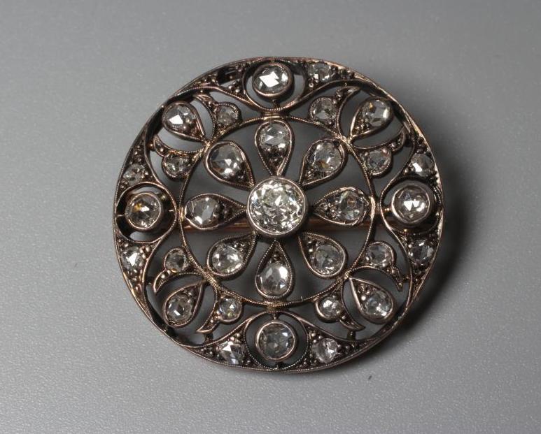 A LATE VICTORIAN DIAMOND BROOCH Image