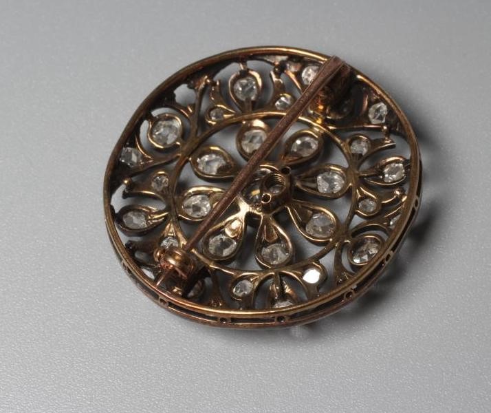 A LATE VICTORIAN DIAMOND BROOCH Image