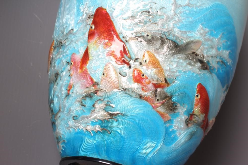 AN EARLY 20TH CENTURY JAPANESE GIN BARRIE ENAMEL VASE of rounded cylindrical form decorated with Image