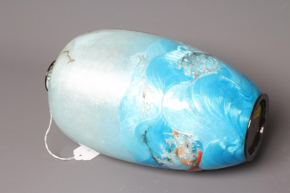 AN EARLY 20TH CENTURY JAPANESE GIN BARRIE ENAMEL VASE of rounded cylindrical form decorated with Image