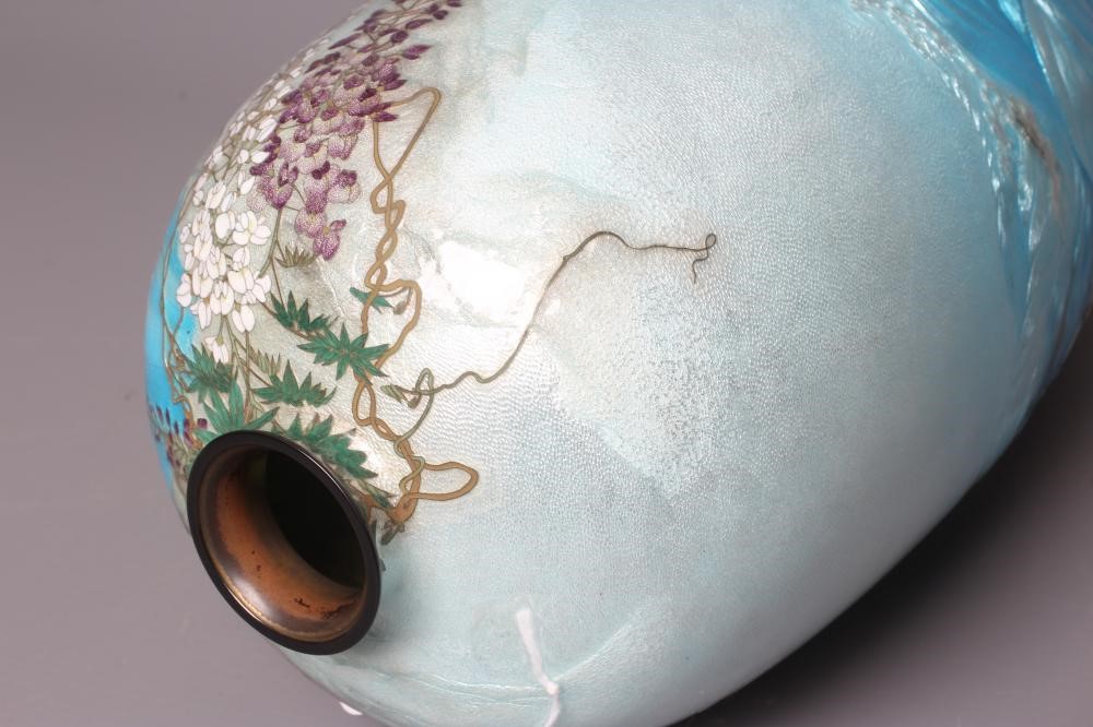 AN EARLY 20TH CENTURY JAPANESE GIN BARRIE ENAMEL VASE of rounded cylindrical form decorated with Image