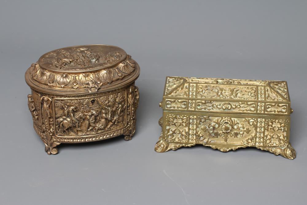 AN EARLY 20TH CENTURY FRENCH ORMOLU OVAL MUSICAL JEWELLERY CASKET with hinged top and medieval Image